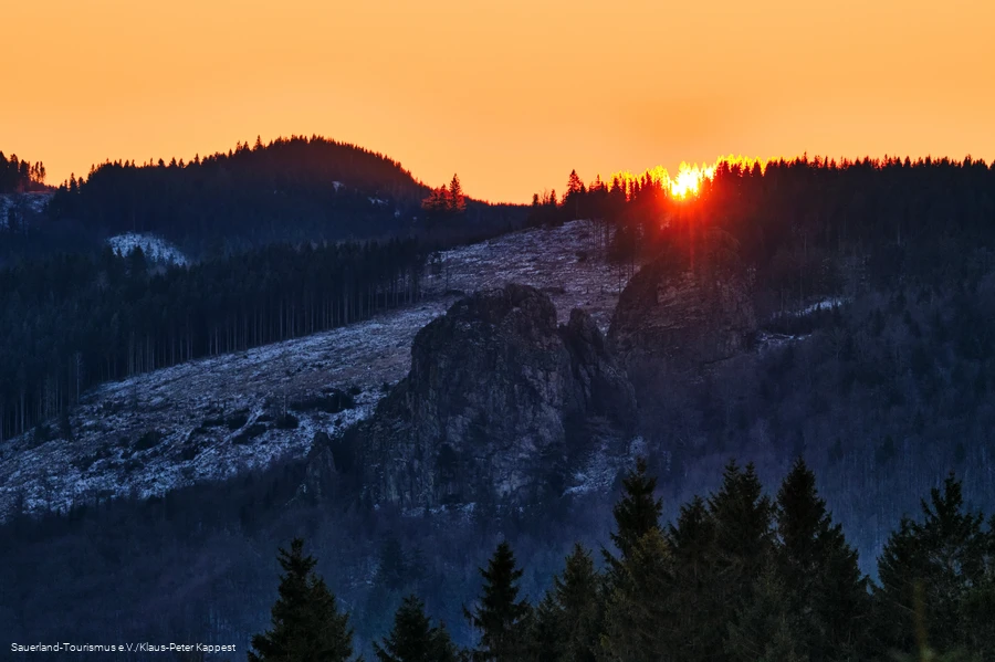 Sonnenaufgang über den Bruchhauser Steinen