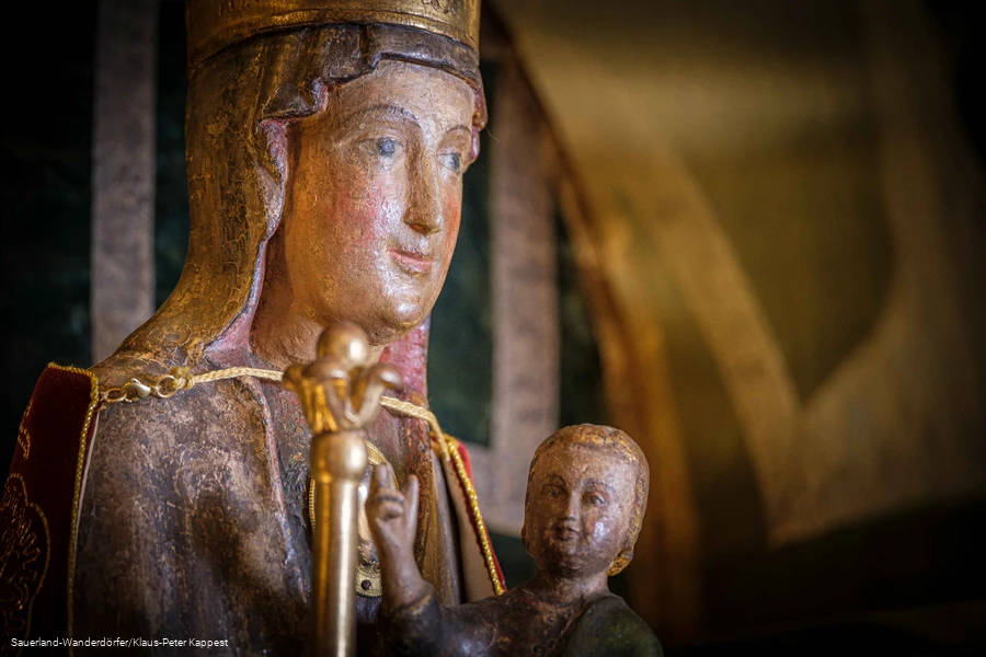 L&auml;chende Mutter Gottes mit dem Jesuskind in der Unterkirche Hallenberg