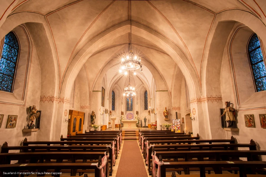 Blick in den Kircheninnenraum von St. Donysius