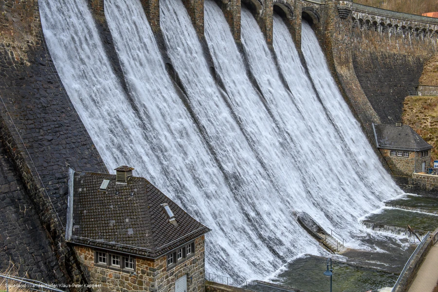 Das Wasser rauscht aus dem Überlauf der Diemelsee Staumauer