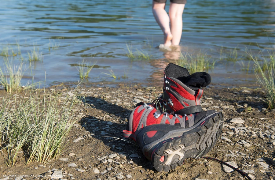 Wanderschuhe liegen am Diemelsee