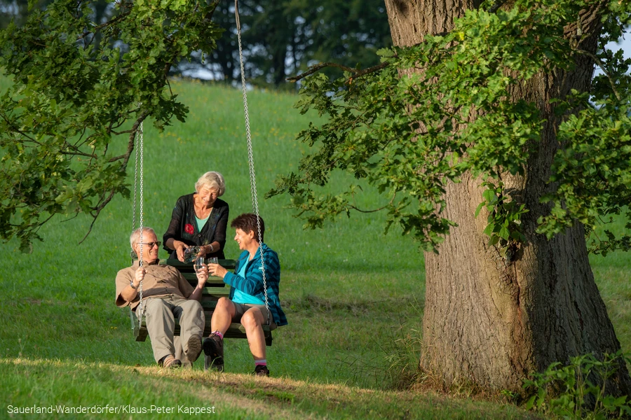 Gastfreundschaft auf einer H&auml;ngebank an der Eiche im Ohl