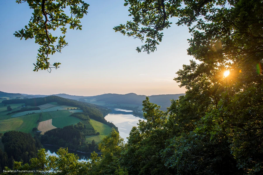 Sonnenuntergang oberhalb des Diemelsees