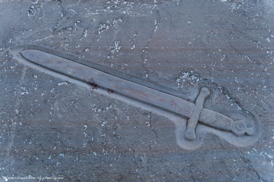 In Stein gemeisseltes Schwert am Freistuhl Düdinghausen