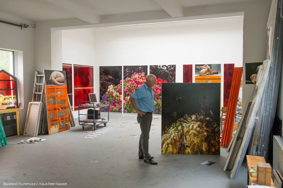 Ein Künstler zeigt seine Kunstwerke im DampfLandleute Museum in Eslohe