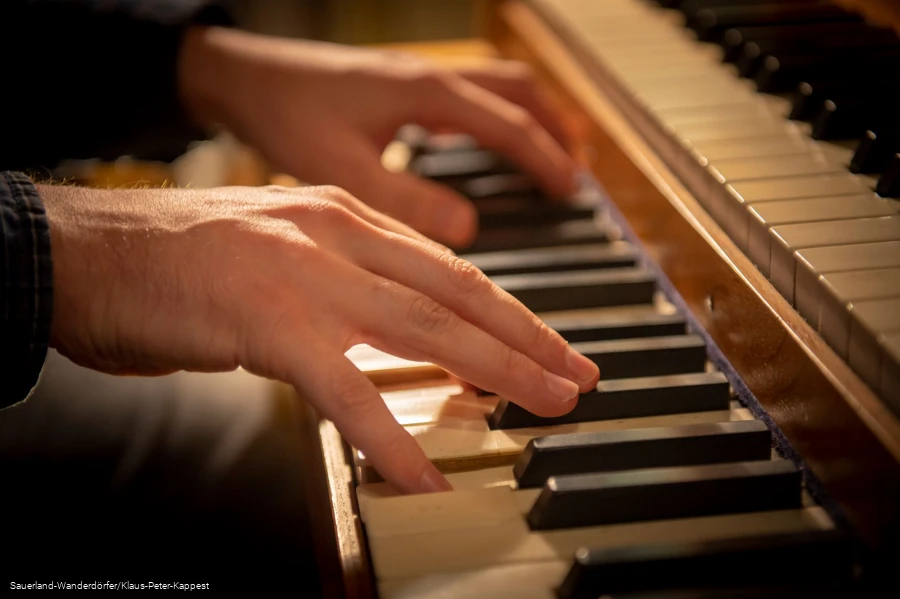 Orgelspiel auf einer der ältesten Orgeln des Sauerlandes, Kirche St. Dionysius