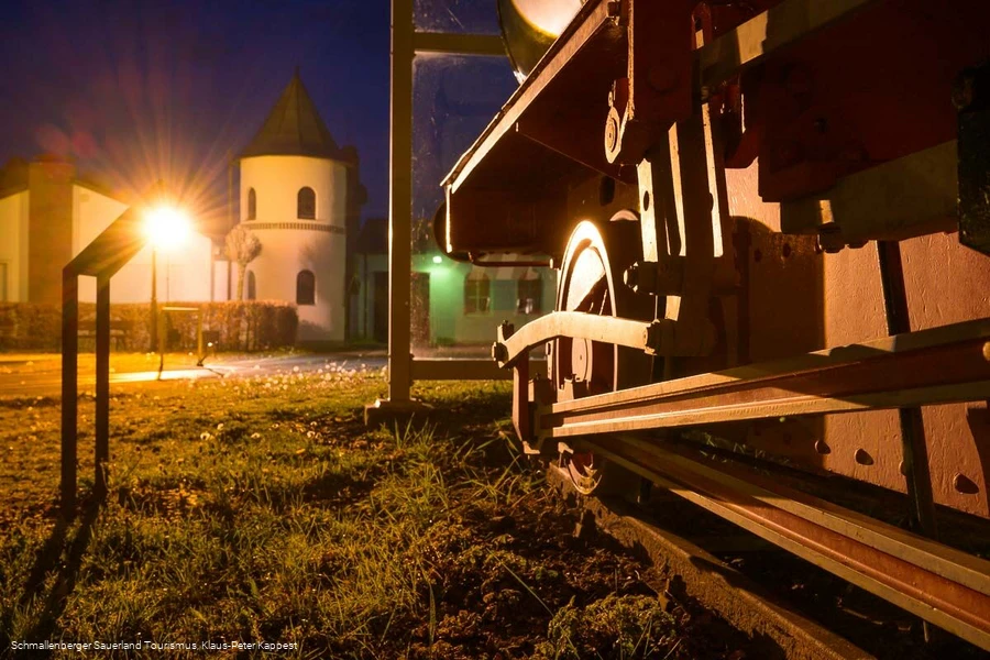 Blick in der D&auml;mmerung auf den Museumsvorplatz