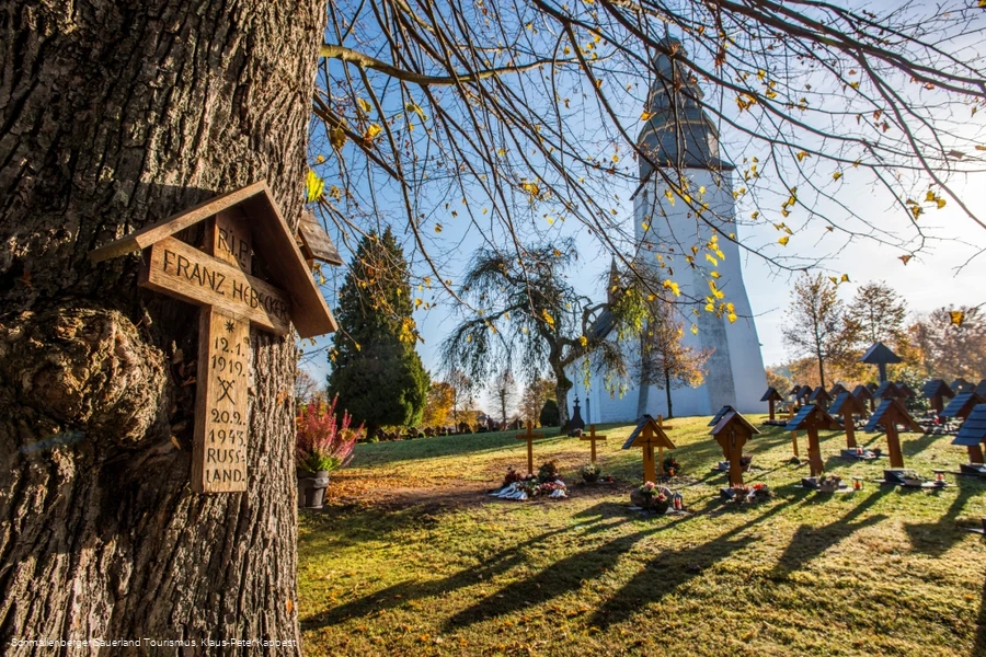 Sauerland-Wanderd&ouml;rfer, Kirche in Wormbach mit Fokus auf einen Baum mit Kreuz