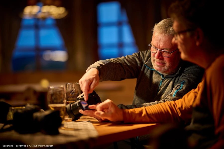 Fachgespräch über Fotografie in einer urigen Hütte in Winterberg