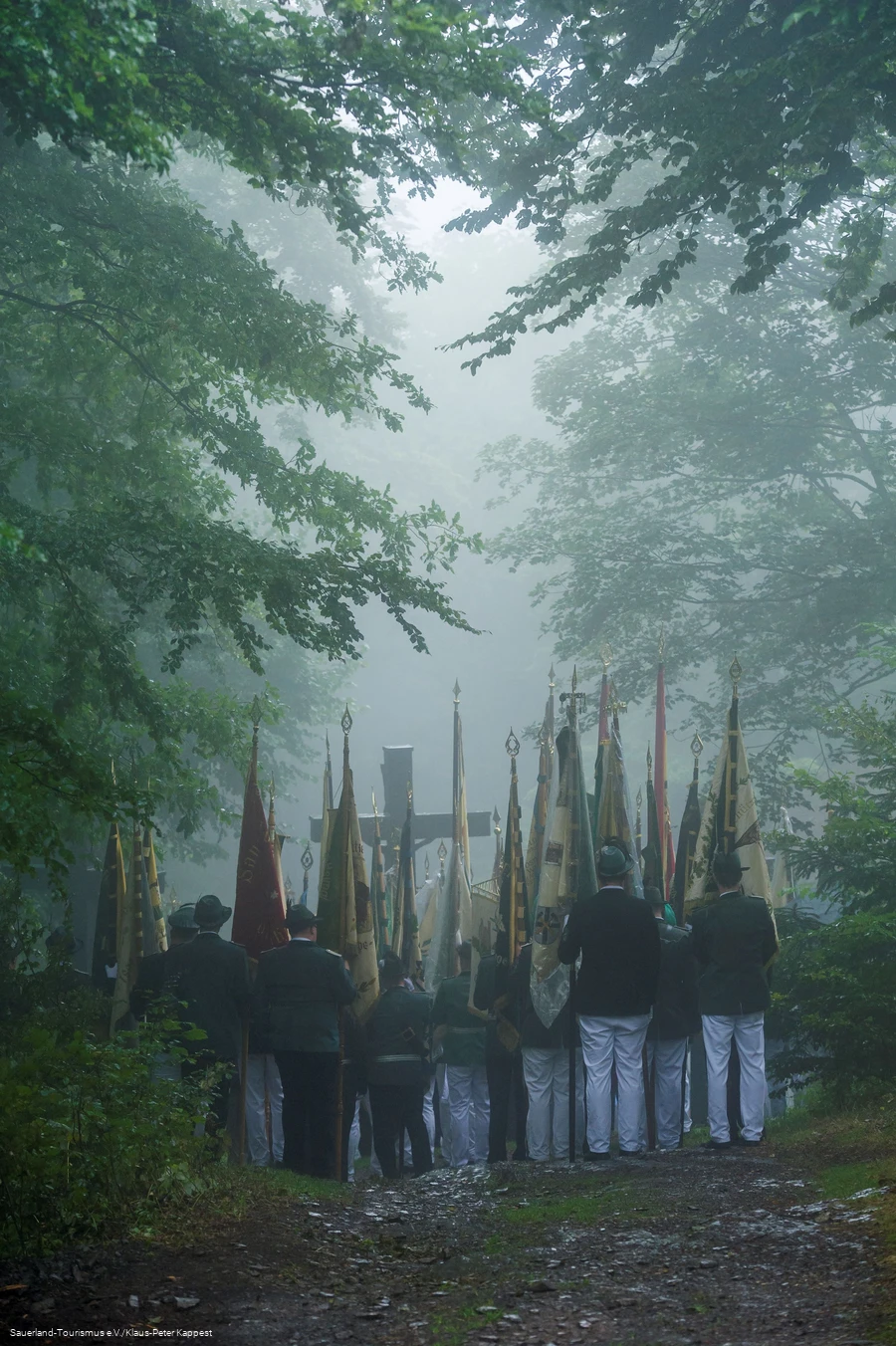 Sch&uuml;tzen mit Fahne beim verregneten Sch&uuml;tzenfest am Wilzenberg