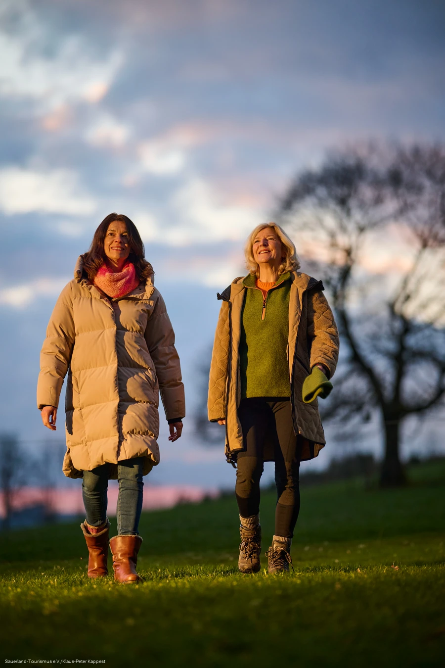 Zwei Frauen wandern im Winterlicht
