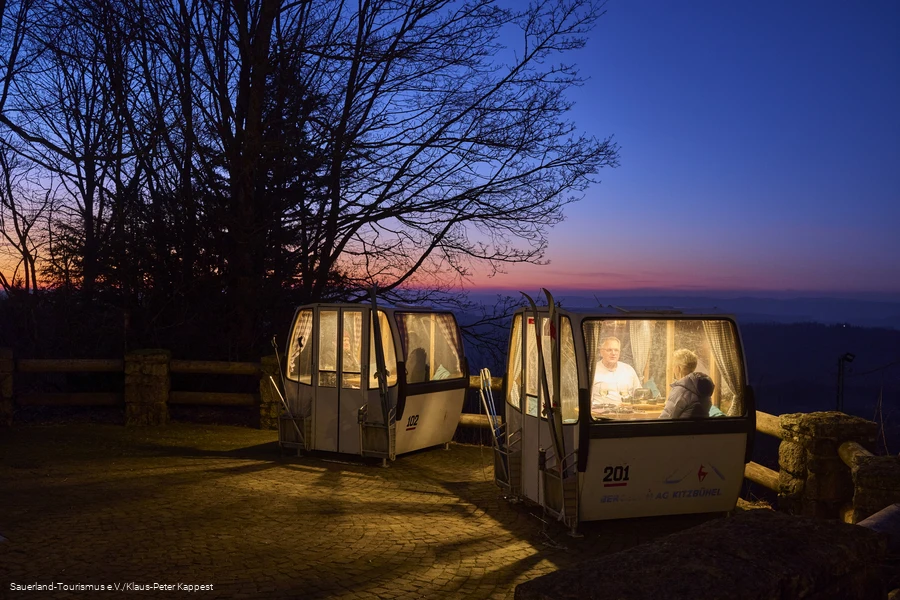 Fondueessen in einer Gondel im Abendlicht auf der Hohen Bracht