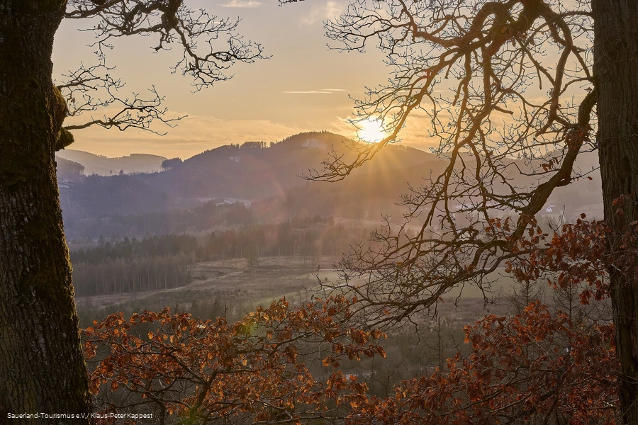 Blick vom Kahlen in die untergehende Sonne in Medebach