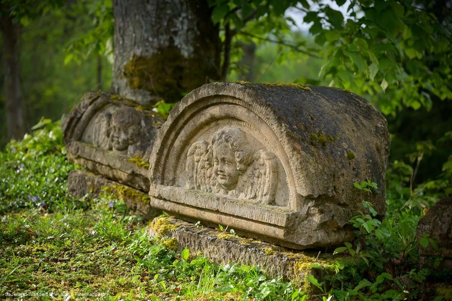 Grabsteine mit Engelskopf "Am Kahlen"