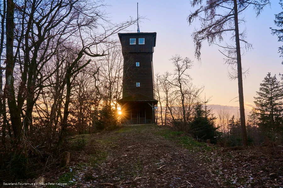 Ein Turm im Gegenlicht beim Sonneuntergang