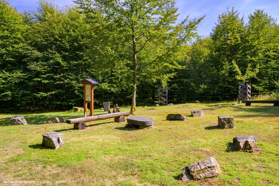 Blick auf den Gerichtsplatz am Siebenahorn