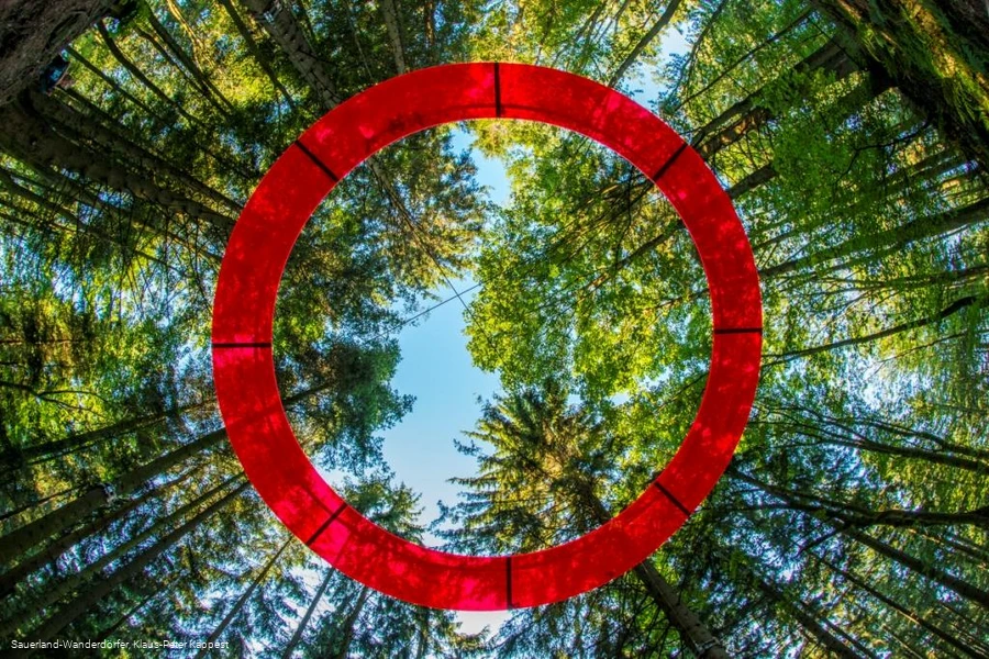 Landschaftstherapeutischer Weg mit roter Kreisinstallation der sogenannte Feenkranz