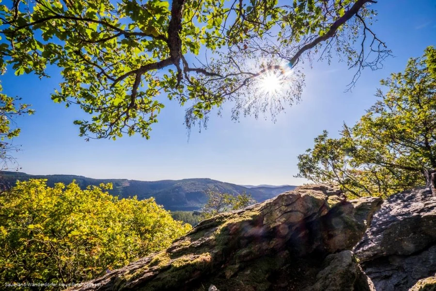 Ausblick vom Rinsleyfelsen bei strahlend blauem Himmel