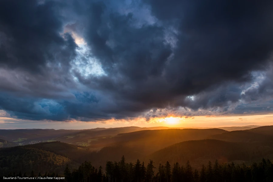 Sonnenuntergang vor beeindruckender Wolkenformation