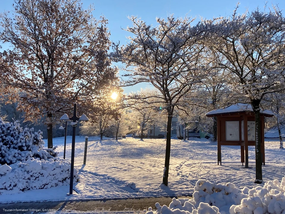 Gesundheitspavillon Willingen in verschneiter Winterlandschaft bei Sonnenschein 