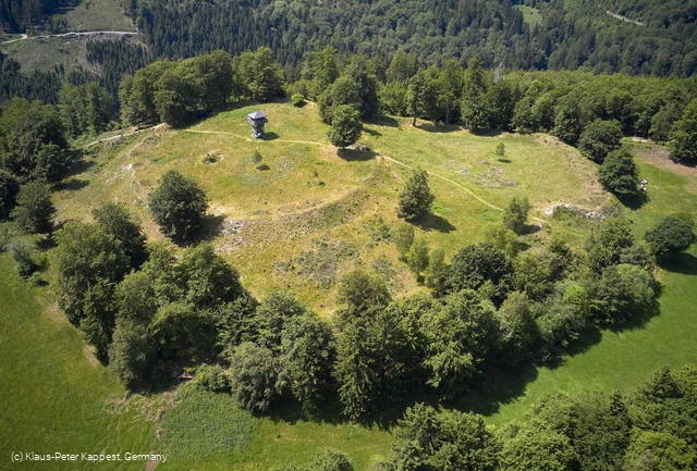 Luftaufnahme der Schwalenburg mit den Wallringen