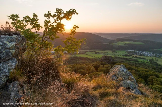 Blick von den Bruchhauser Steinen in das Sauerland bei Sonnenuntergang