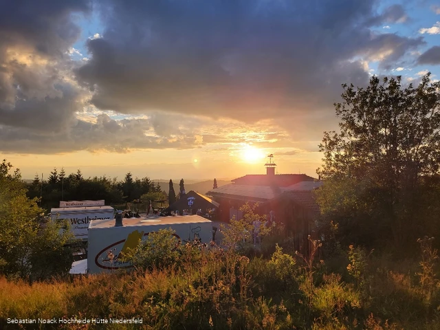Hochheidehuette bei Sonnenuntergang