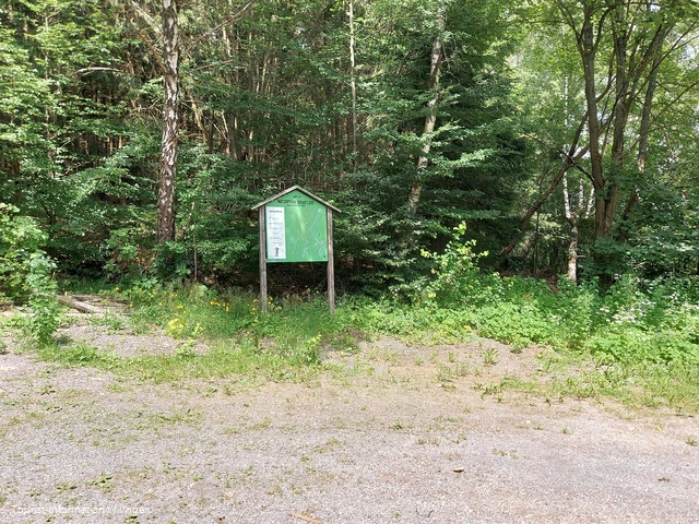 Original Wanderparkplatz Schwalefeld Am Treis Copyright Tourist-Information Willingen CC BY-SA.jpg