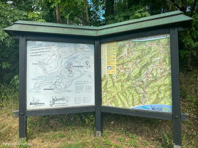 Informationstafel zu den Wanderwegen in und um Hoheleye.