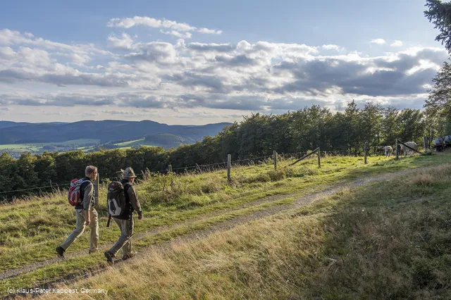 Zwei Wanderer vor toller Aussicht