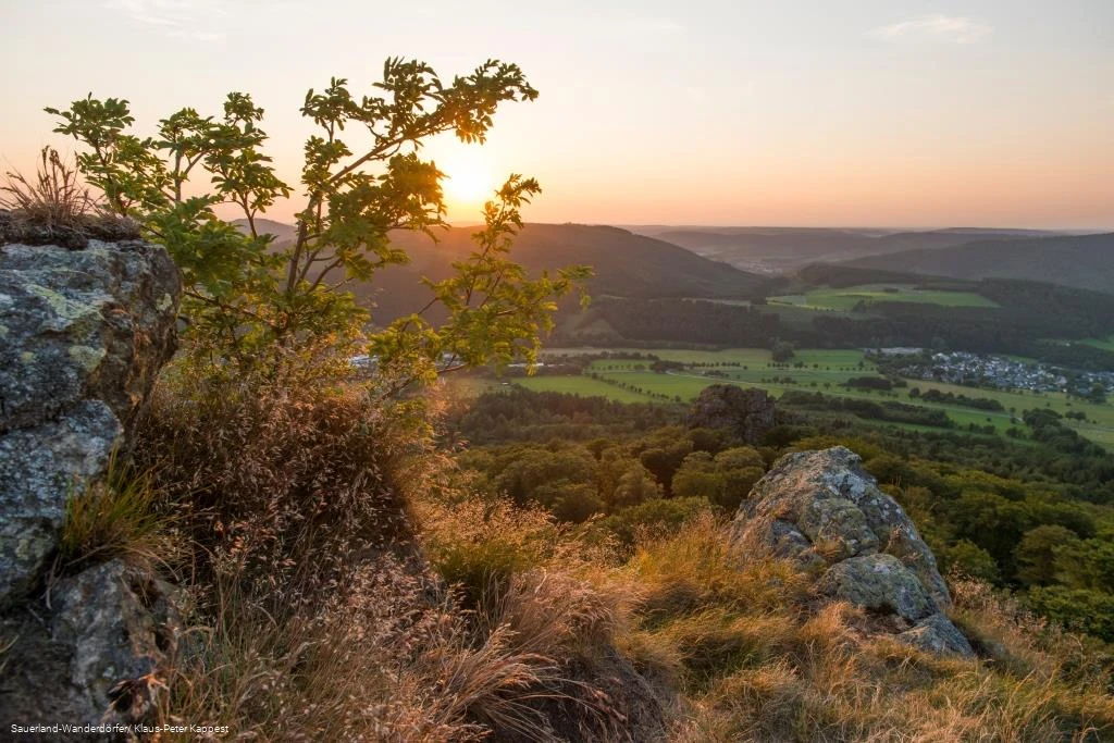 Blick von den Bruchhauser Steinen in das Sauerland bei Sonnenuntergang