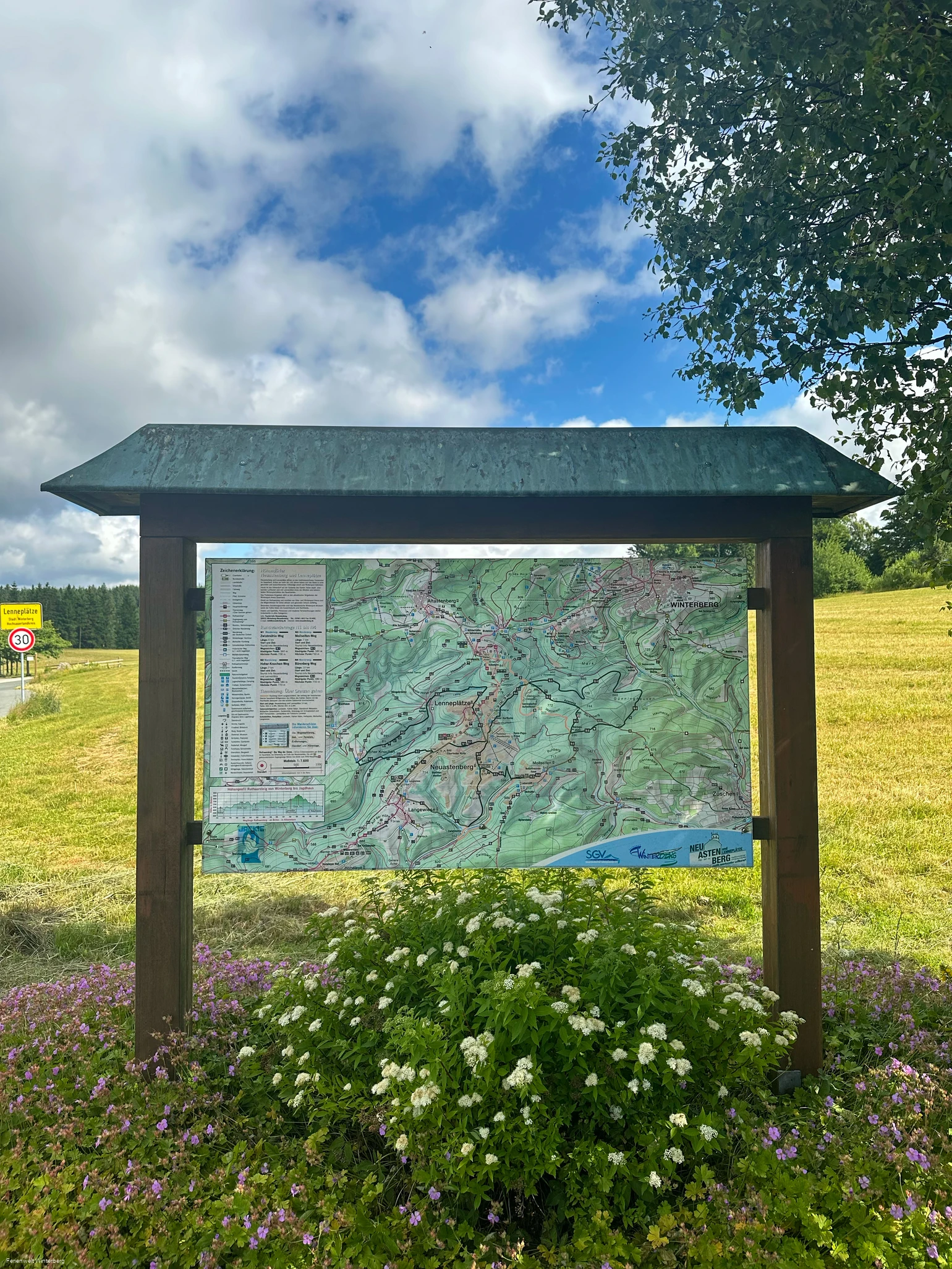 Informationstafel mit Wanderwegen in und um Lenneplätze.