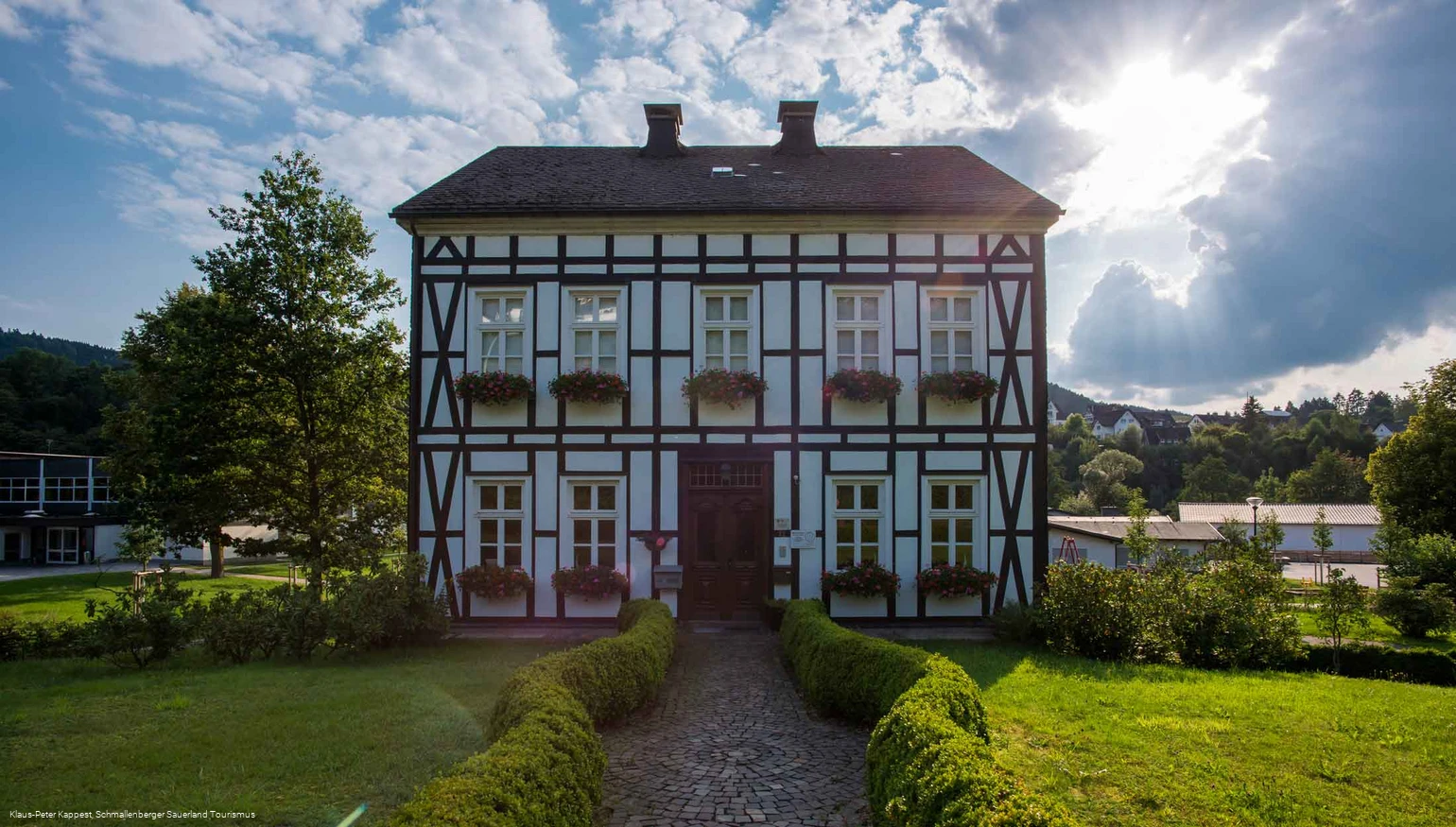 Pfarrhaus in der Ortsmitte Fleckenbergs