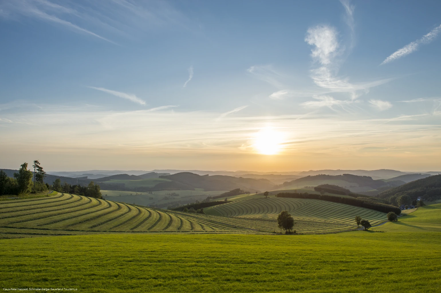 Blick vom Fotopunkt am Hömberg oberhalb von Oberhenneborn und Sellmecke