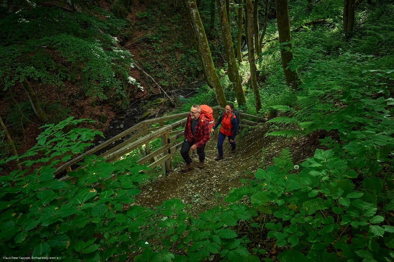 Wandernde im Helletal nahe Winterberg