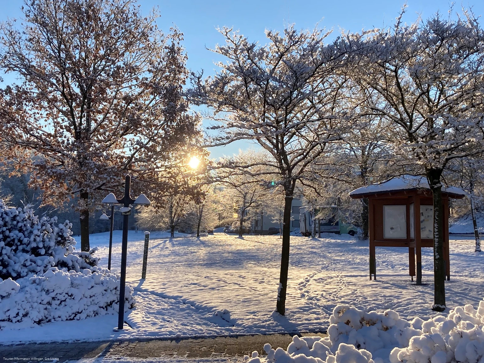 Gesundheitspavillon Willingen in verschneiter Winterlandschaft bei Sonnenschein 