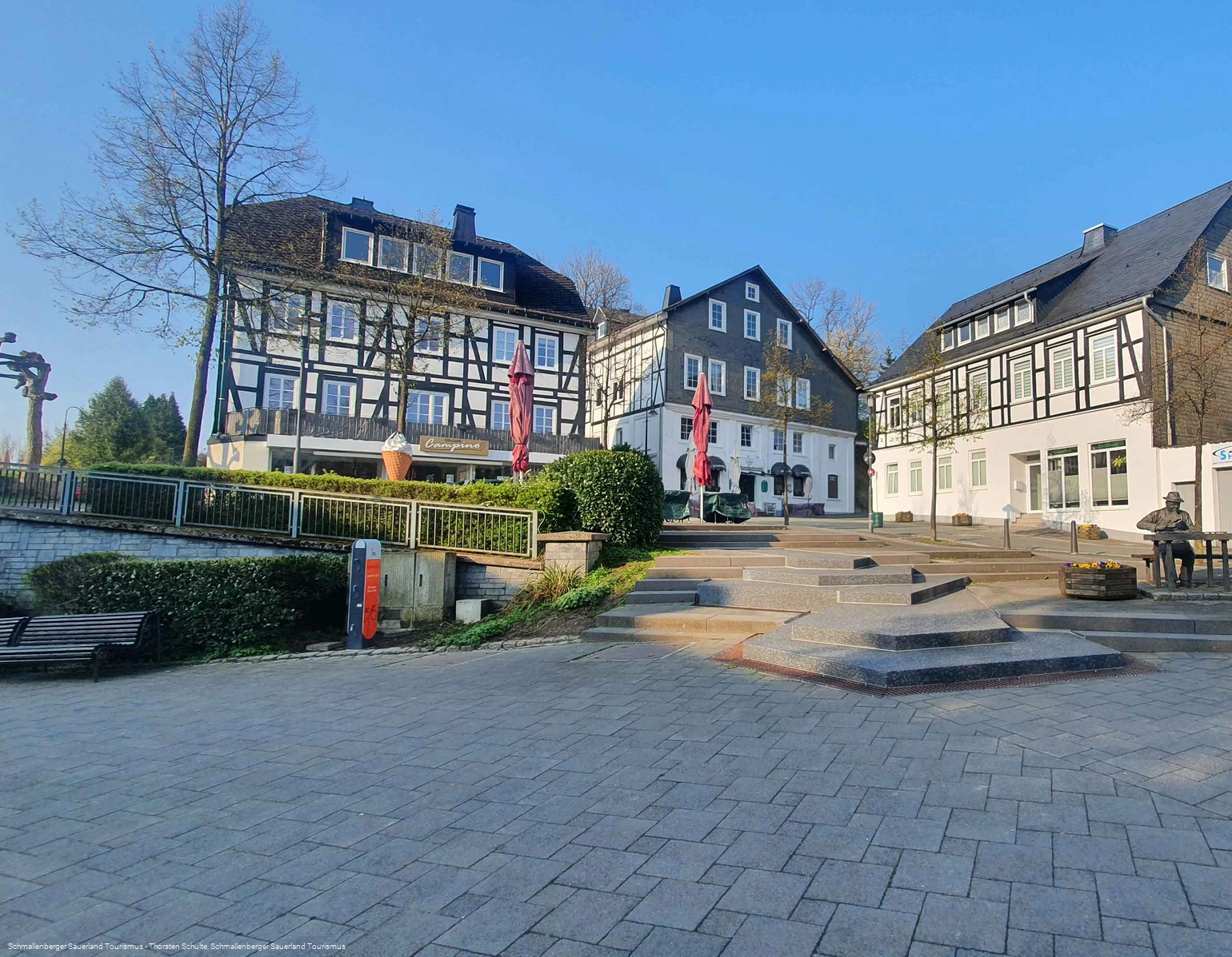 E-Bike Ladestation auf dem Kirchplatz in Bad Fredeburg