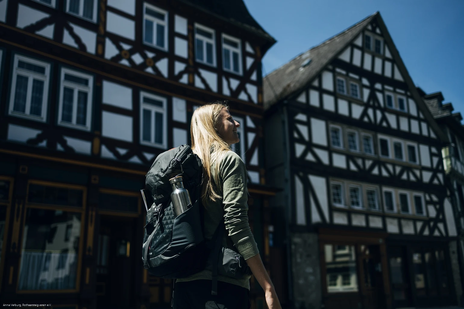 Rothaarsteig-Wanderin vor den Fachwerkhäusern von Dillenburg