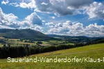 Weiter Blick auf die sommerliche Landschaft mit den Bruchhauser Steinen an der Friedenskapelle