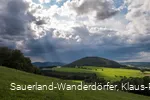 Malerischer Ausblick vom Wilzenberg bei aufziehendem Gewitter in den Sauerland-Wanderdörfern