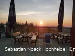 hochheidehuette-terrasse-sonnenuntergang.jpg