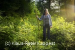 Frau mit Pilgerstab auf dem Uplaender Besinnungsweg