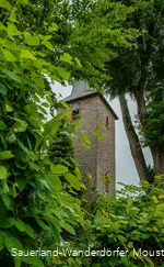 Verwunschener Blick auf den Kirchturm