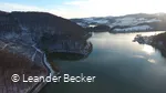 Diemelsee von oben in der Winterlandschaft bei blauem Himmel