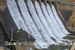 Das Wasser rauscht aus dem Überlauf der Diemelsee Staumauer