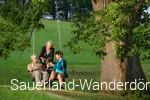 Gastfreundschaft auf einer Hängebank an der Eiche im Ohl