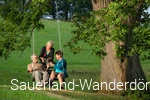Gastfreundschaft auf einer Hängebank an der Eiche im Ohl
