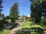 Blick über den Platz am Nuhneursprung zur Kirche