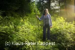 Frau mit Pilgerstab auf dem Uplaender Besinnungsweg