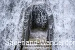Das Wasser aus dem Diemelseeüberlauf sprundelt vor einer Tür